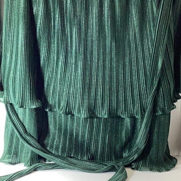 CITY STUDIOS
Juniors' Pleated Bell-sleeve Dress In Hunter Green - Picture 3 of 7
